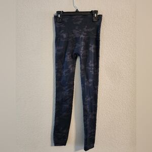 Spanx Women’s Look at Me Now Seamless Black camo leggings size small